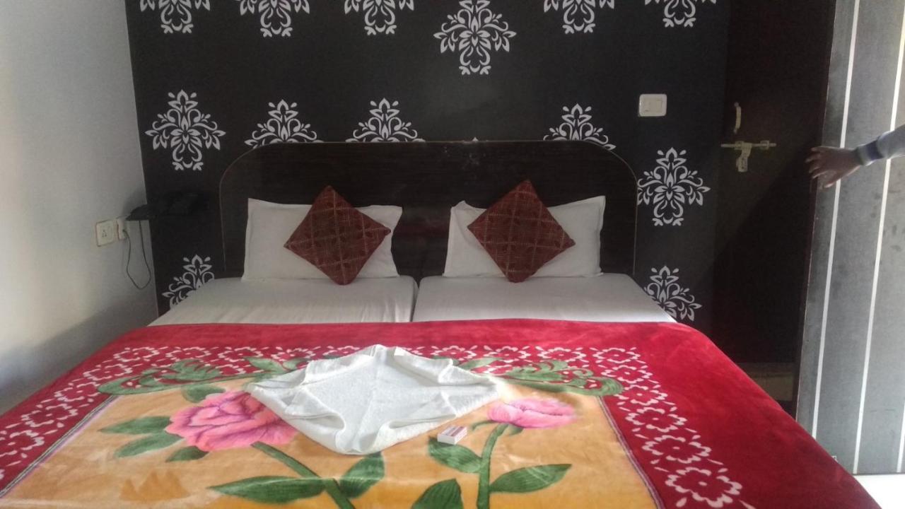 Hotel Giriraj Inn Варанаси Экстерьер фото